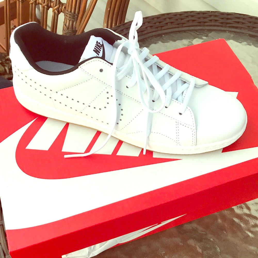 Nike tennis shoes